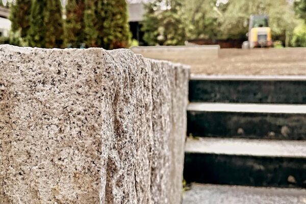 Stein Macro für die Treppe bei einer Garage und der Tereppe aus Betonsteinen