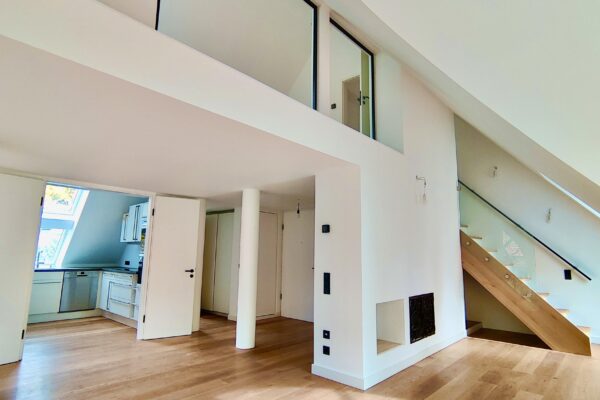 Maisonette Wohnung Treppe Glaswand Parkettboden