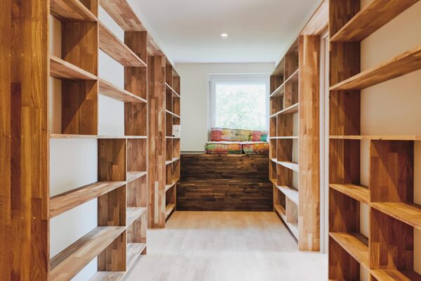 Design Massivholz Regal für das Haus im Flur